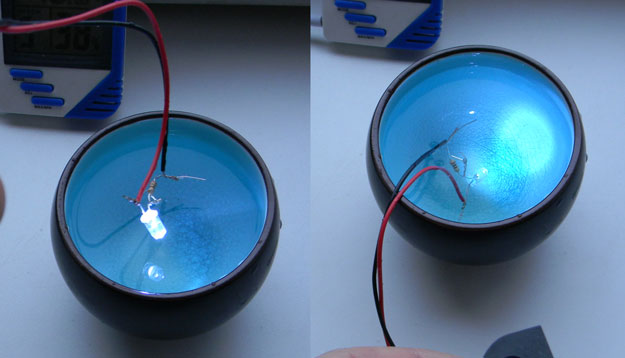 Светодиод опущенный в кружке с водой. Led in the water