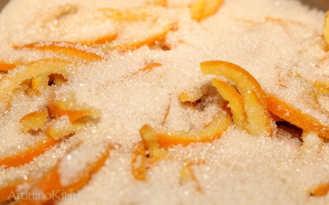 Сваренные цукаты засыпанные сахарным песком. Апельсиновые дольки осторожно выкладываем в блюдо с сахарным песком